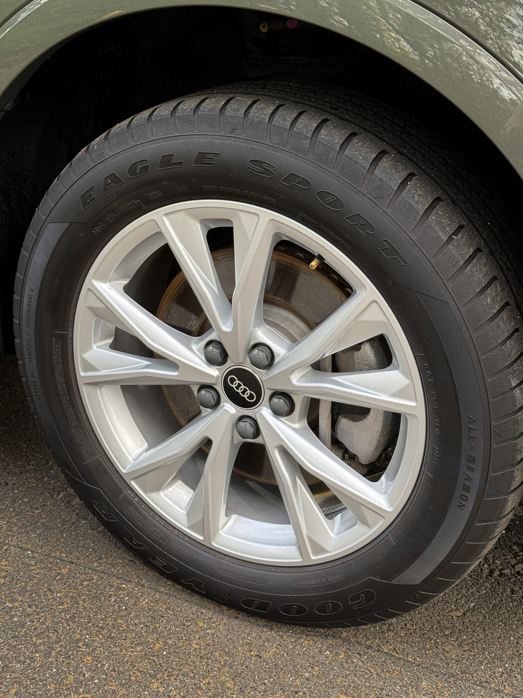 Audi Q3 wheel after a deep wheel and tire cleaning